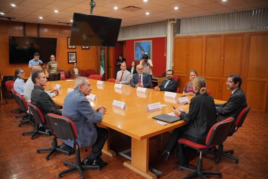 El Gobierno de Puebla y la Universidad Iberoamericana Puebla firmaron un convenio de colaboración para impulsar la investigación, la capacitación y la formación profesional en el sector turístico.