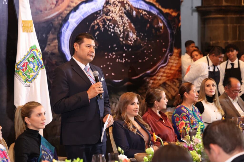 El mole poblano no solo forma parte de la gastronomía de Puebla; también representa una herencia cultural transmitida de generación en generación.